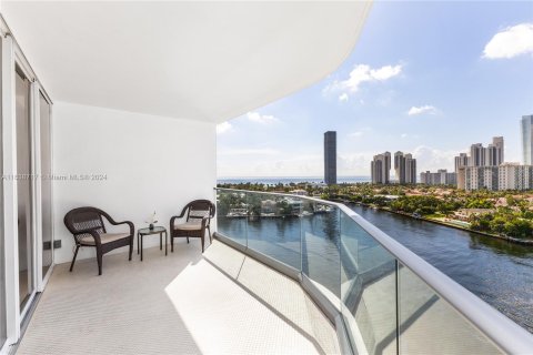 Condo in Aventura, Florida, 2 bedrooms  № 1347644 - photo 9