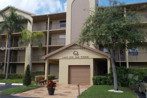 Condominio en venta en Pembroke Pines, Florida, 1 dormitorio, 47.75 m2 № 962162 - foto 1