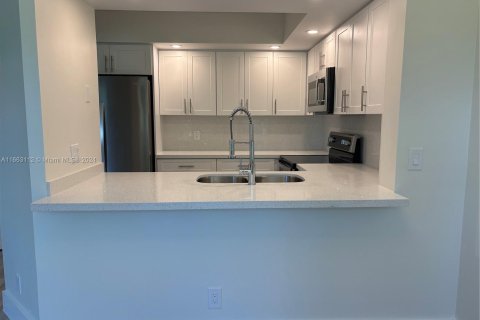 Condo in Pembroke Pines, Florida, 1 bedroom  № 1372592 - photo 7