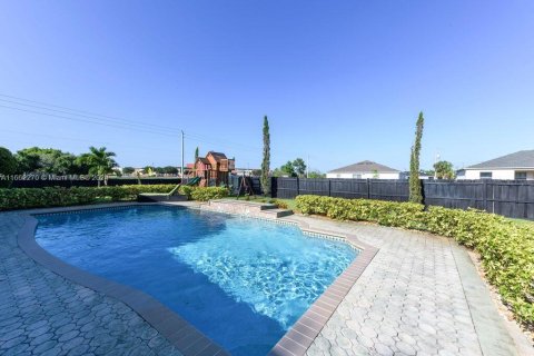 Villa ou maison à louer à Port St. Lucie, Floride: 3 chambres, 191.47 m2 № 1370435 - photo 4