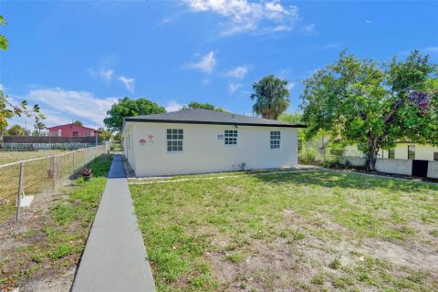 Villa ou maison à louer à West Palm Beach, Floride: 3 chambres, 104.52 m2 № 1370431 - photo 2