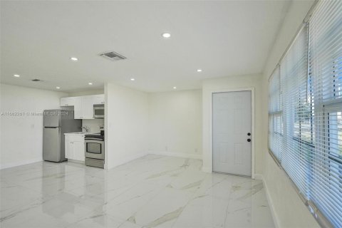 Casa en alquiler en West Palm Beach, Florida, 3 dormitorios, 104.52 m2 № 1370431 - foto 13