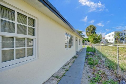 Villa ou maison à louer à West Palm Beach, Floride: 3 chambres, 104.52 m2 № 1370431 - photo 1