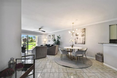 Condo in Saint Petersburg, Florida, 2 bedrooms  № 1352365 - photo 2