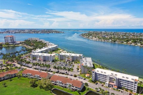 Condo in Saint Petersburg, Florida, 2 bedrooms  № 1352365 - photo 1