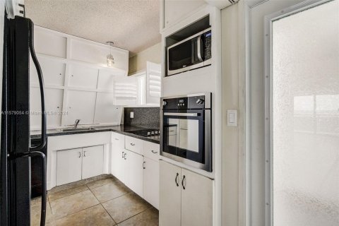 Condo in Deerfield Beach, Florida, 1 bedroom  № 1170377 - photo 16