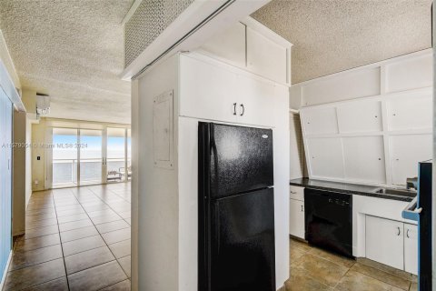 Condo in Deerfield Beach, Florida, 1 bedroom  № 1170377 - photo 12