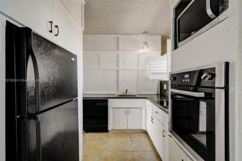 Condo in Deerfield Beach, Florida, 1 bedroom  № 1170377 - photo 13