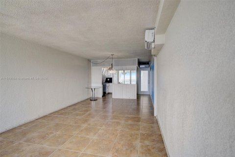 Condo in Deerfield Beach, Florida, 1 bedroom  № 1170377 - photo 7