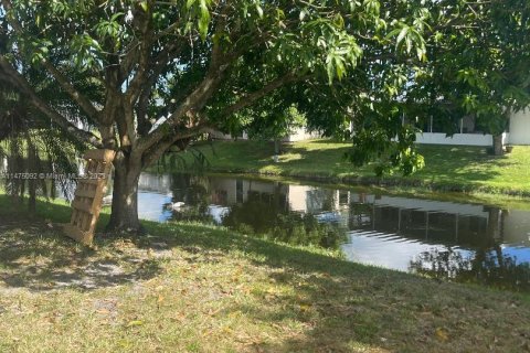House in Margate, Florida 2 bedrooms, 147.44 sq.m. № 825289 - photo 6