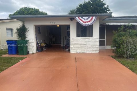 House in Margate, Florida 2 bedrooms, 147.44 sq.m. № 825289 - photo 1