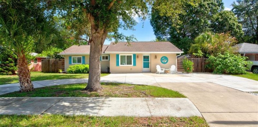 House in Sarasota, Florida 3 bedrooms, 125.05 sq.m. № 219936