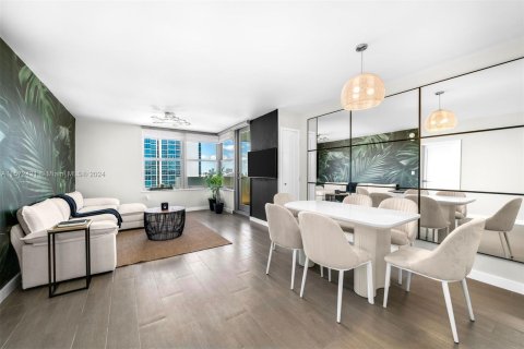 Condo in Miami Beach, Florida, 1 bedroom  № 1138676 - photo 2