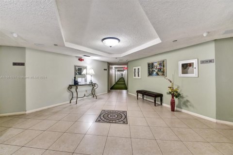 Condo in Pembroke Pines, Florida, 2 bedrooms  № 1412149 - photo 13