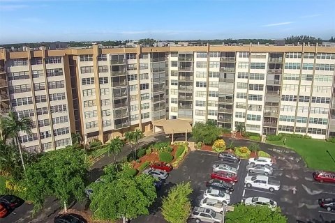 Condo in Pembroke Pines, Florida, 2 bedrooms  № 1412149 - photo 1