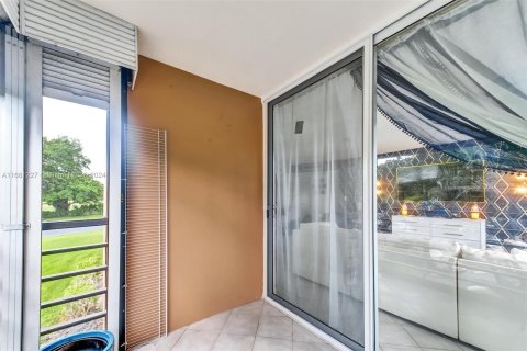 Condo in Pembroke Pines, Florida, 2 bedrooms  № 1412149 - photo 23