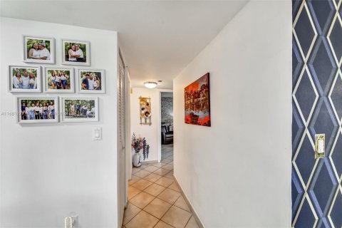 Condo in Pembroke Pines, Florida, 2 bedrooms  № 1412149 - photo 24