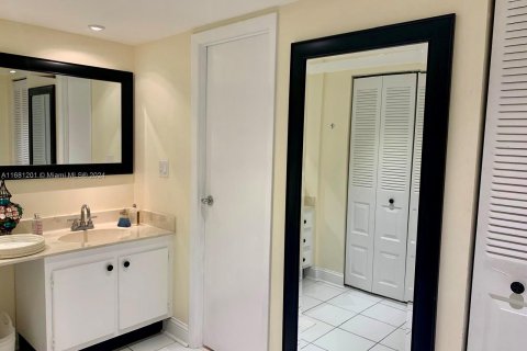 Condo in Aventura, Florida, 2 bedrooms  № 1412145 - photo 16