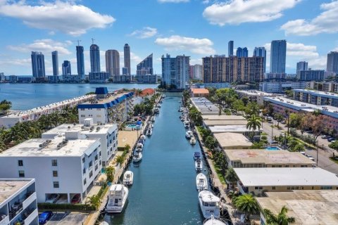 Immobilier commercial à vendre à North Miami Beach, Floride: 390.19 m2 № 969961 - photo 2