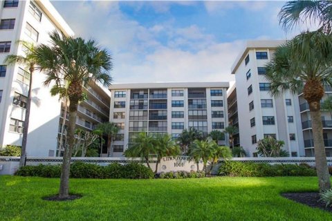 Condo in Sarasota, Florida, 2 bedrooms  № 625218 - photo 1