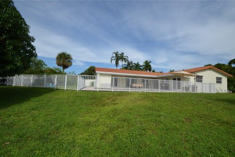 House in Miami Lakes, Florida 5 bedrooms, 191.1 sq.m. № 783718 - photo 2