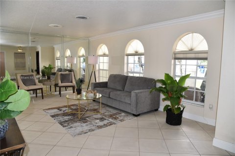 Casa en venta en Miami Lakes, Florida, 5 dormitorios, 191.1 m2 № 783718 - foto 10