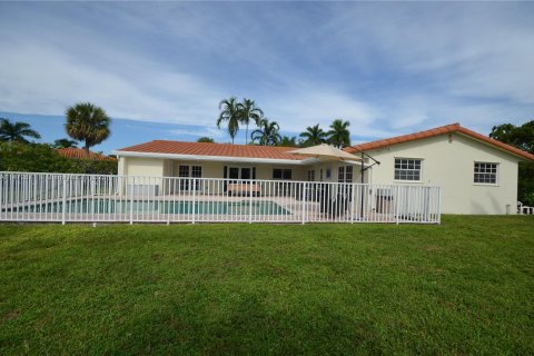 House in Miami Lakes, Florida 5 bedrooms, 191.1 sq.m. № 783718 - photo 3
