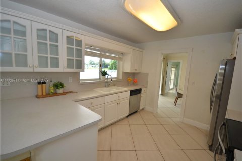 Casa en venta en Miami Lakes, Florida, 5 dormitorios, 191.1 m2 № 783718 - foto 28