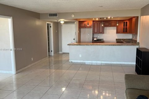 Condominio en venta en Hallandale Beach, Florida, 1 dormitorio, 88.26 m2 № 1175976 - foto 3