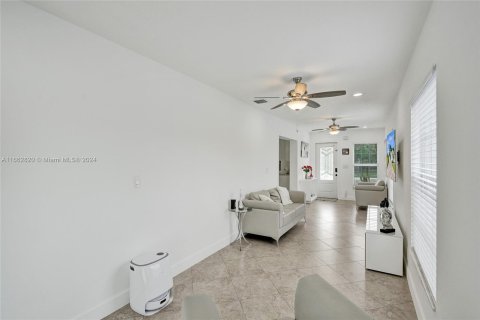 House in West Palm Beach, Florida 3 bedrooms, 143.81 sq.m. № 1372337 - photo 18