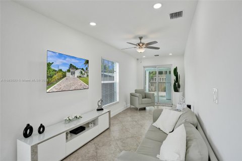 Casa en venta en West Palm Beach, Florida, 3 dormitorios, 143.81 m2 № 1372337 - foto 14