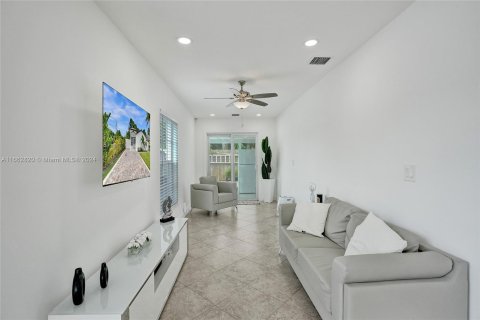 House in West Palm Beach, Florida 3 bedrooms, 143.81 sq.m. № 1372337 - photo 15