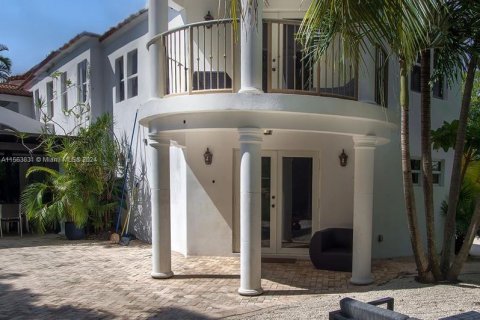 House in Miami, Florida 7 bedrooms, 584.17 sq.m. № 1099335 - photo 8