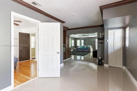 Casa en venta en Miami, Florida, 7 dormitorios, 584.17 m2 № 1099335 - foto 27