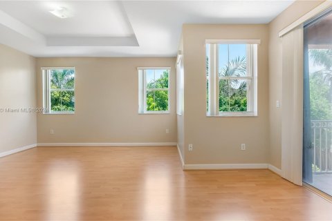 House in Miami, Florida 5 bedrooms, 276.57 sq.m. № 1270241 - photo 25