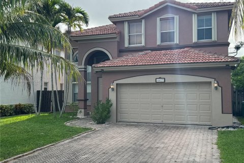 House in Miami, Florida 5 bedrooms, 276.57 sq.m. № 1270241 - photo 3