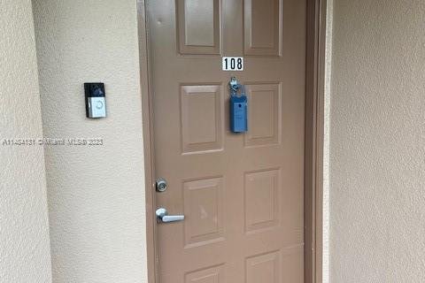 Copropriété à vendre à Pembroke Pines, Floride: 2 chambres, 112.13 m2 № 832627 - photo 2