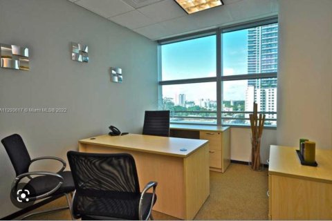 Commercial property in Miami, Florida № 145722 - photo 3