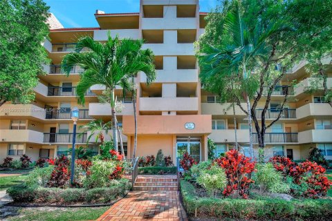 Condo in Lauderhill, Florida, 2 bedrooms  № 1209810 - photo 1