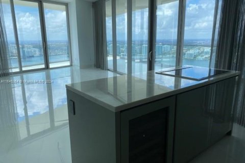 Condominio en venta en Sunny Isles Beach, Florida, 2 dormitorios, 117.8 m2 № 1328319 - foto 2