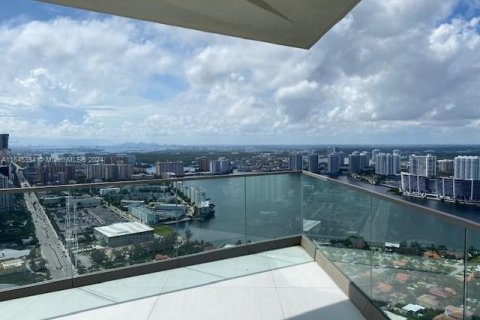 Condo in Sunny Isles Beach, Florida, 2 bedrooms  № 1328319 - photo 28