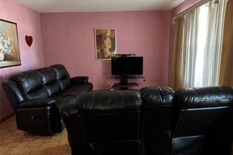 House in Lauderdale Lakes, Florida 4 bedrooms, 208.01 sq.m. № 1222562 - photo 26