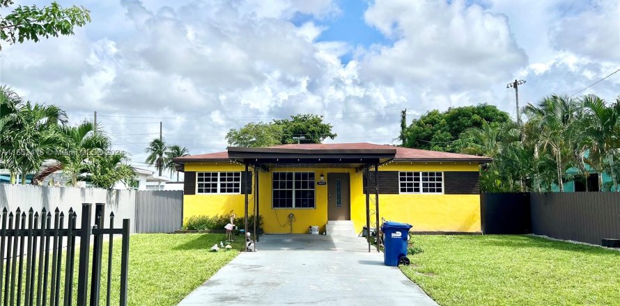 House in Miami, Florida 3 bedrooms, 139.63 sq.m. № 1348177