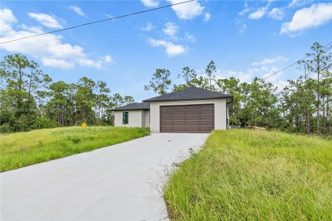 House in Lehigh Acres, Florida 3 bedrooms № 1370744 - photo 1