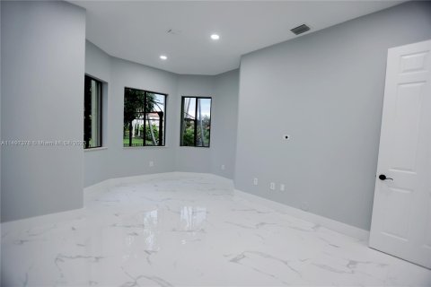 House in Cutler Bay, Florida 5 bedrooms, 438.22 sq.m. № 878339 - photo 10