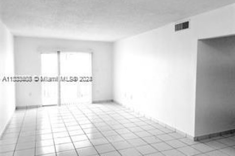 Copropriété à vendre à Pembroke Park, Floride: 2 chambres, 95.69 m2 № 1009137 - photo 4