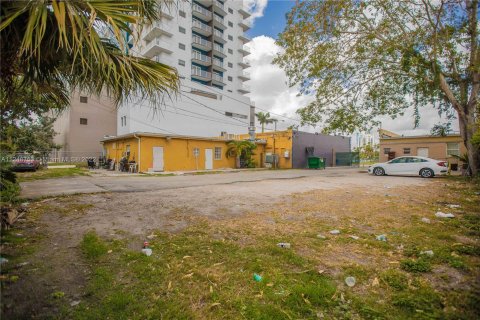Commercial property in Miami, Florida № 35310 - photo 2