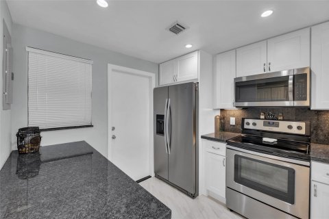 Condo in Fort Lauderdale, Florida, 2 bedrooms  № 945205 - photo 19