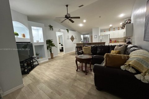 Купить коммерческую недвижимость в Кейп-Корал, Флорида № 990933 - фото 24