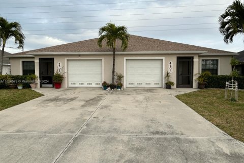 Купить коммерческую недвижимость в Кейп-Корал, Флорида № 990933 - фото 1